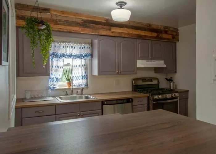 Apartment Great For Exploring * Stylish Loft Like Living *